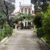 L�ottocentesca villa Macchitella costruita su progetto dell�architetto Carabellese. La zona centrale � formata da tre archi che sono stati coperti da vetrate in stile liberty. Al di sopra delle arcate svettano ai lati due statue raffiguranti altrettanti aquile. Alla struttura si accede dopo aver attraversato un elegante viale 